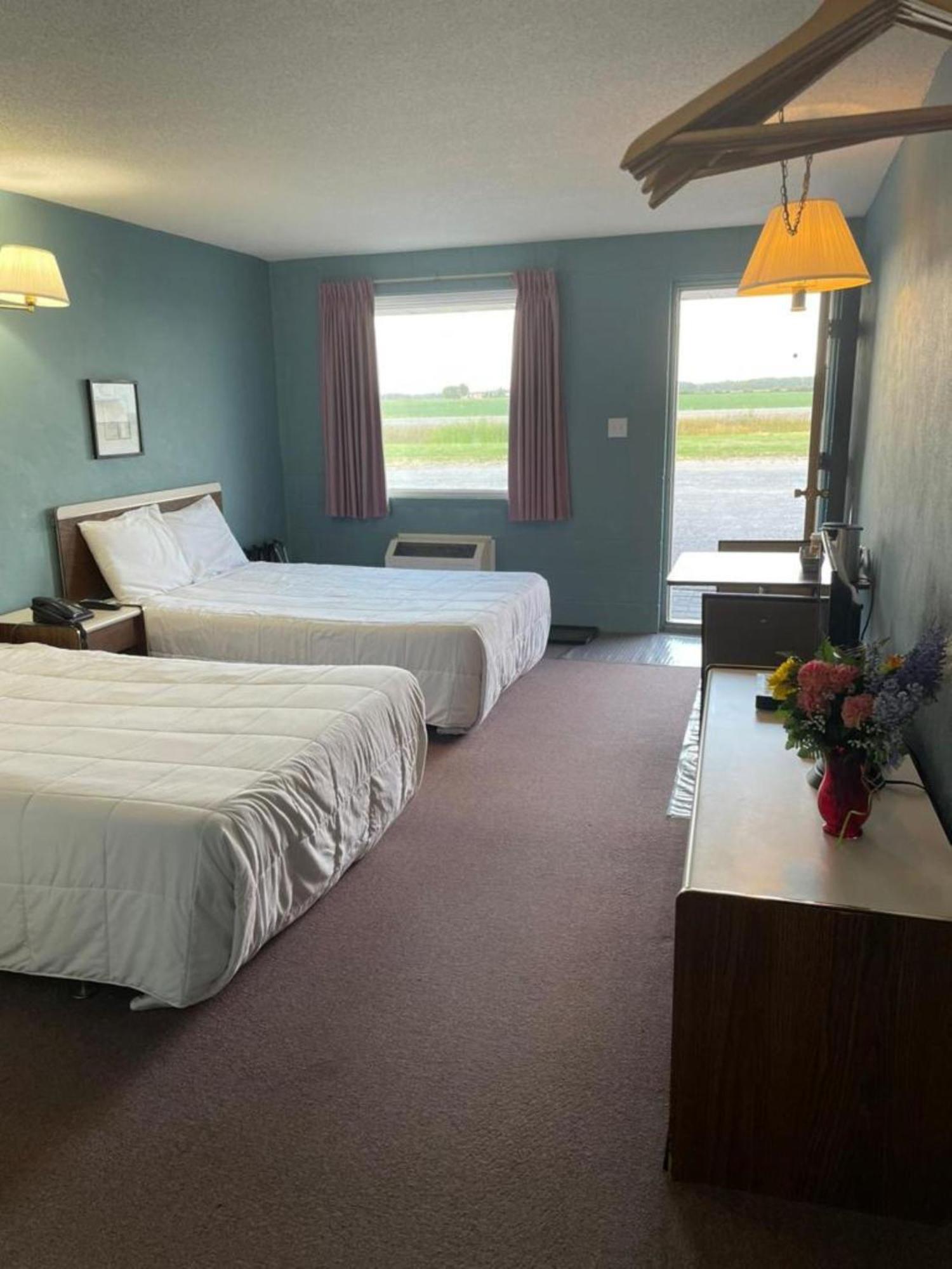 Earlton Motel Exterior photo