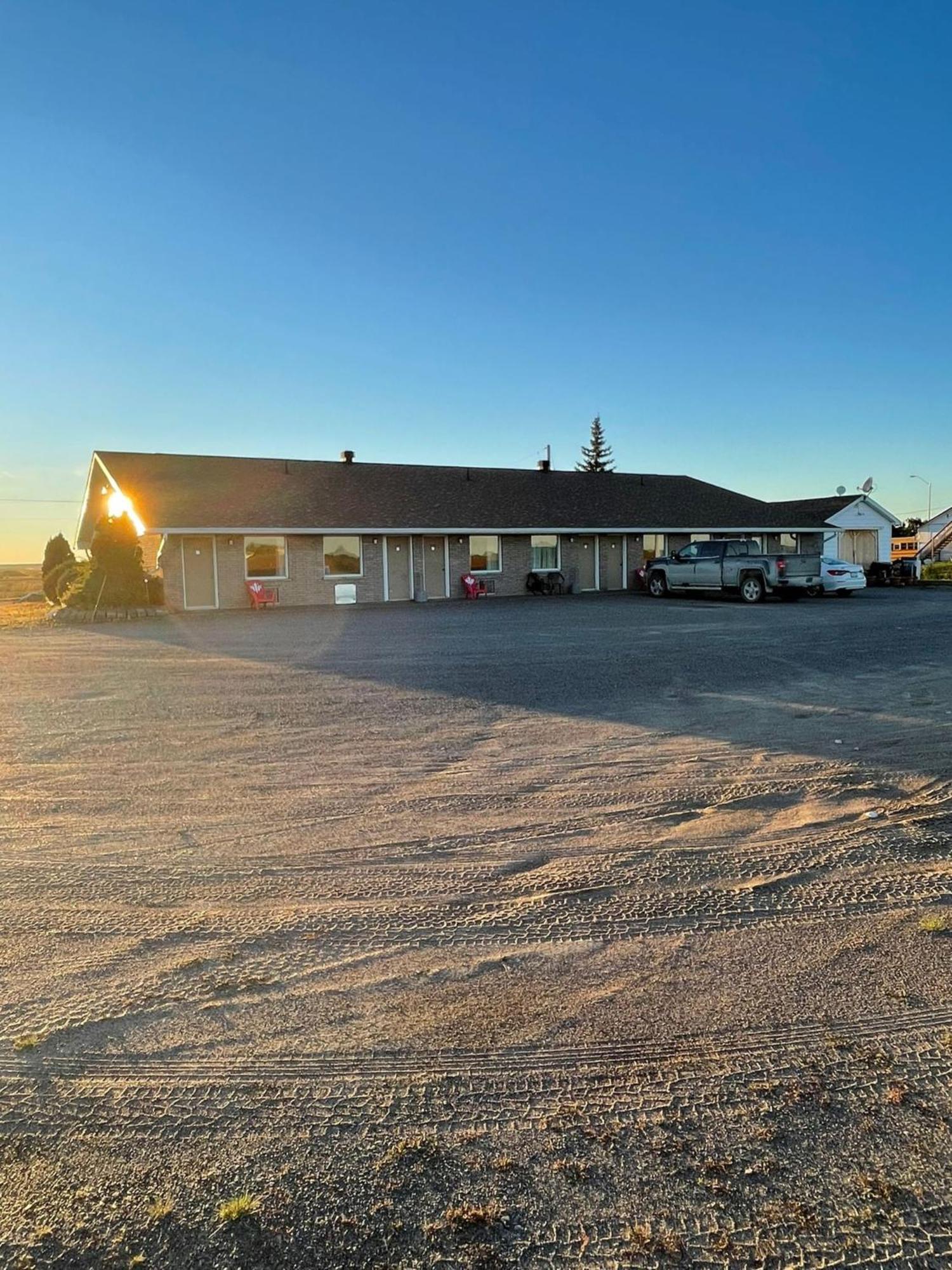 Earlton Motel Exterior photo